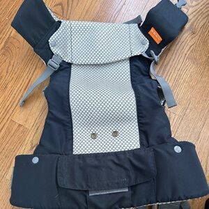 Beco Gemini black gray mesh baby wearing babywearing